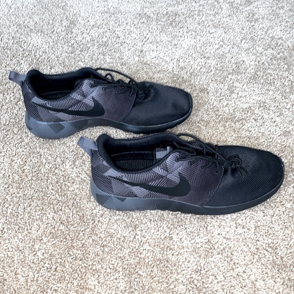 Nike men’s black shoes